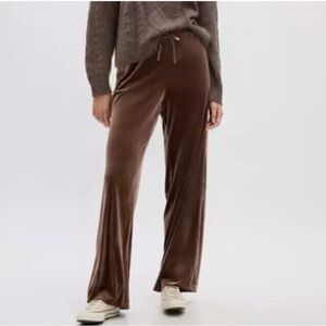 GAP. Women’s brown Velour Elastic Waist Pants with pockets!